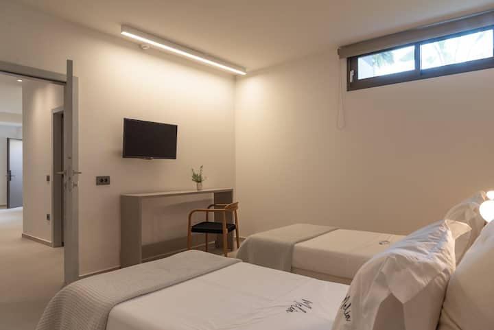 双床卧室，床也可以变成一张加大双人床。 