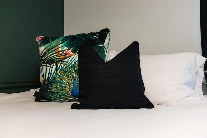 Impresión artística de viaje enmarcada como elemento decorativo para el dormitorio