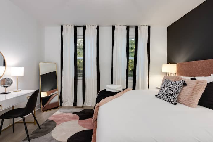 Recámara con decoración neutra oscura y luz de la ventana