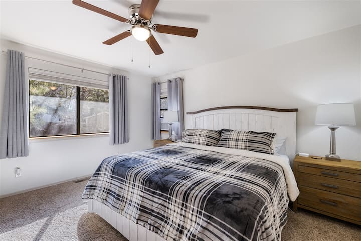 Master Bedroom (King Bed)