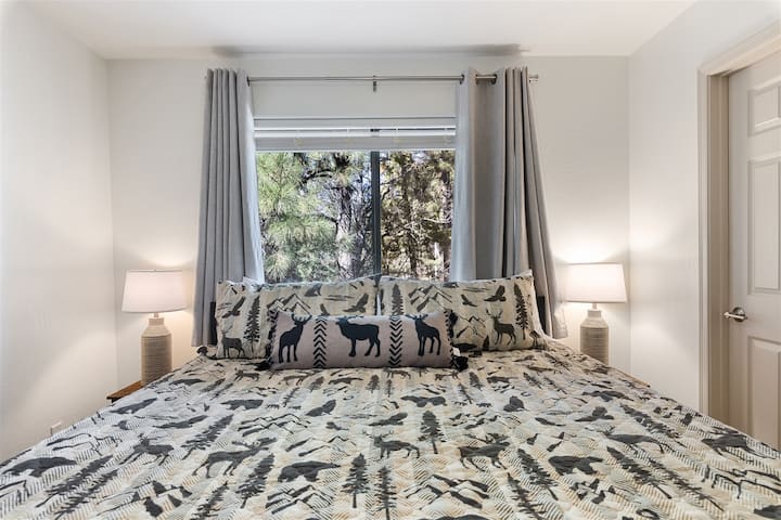 2nd Bedroom Downstairs (King Bed)