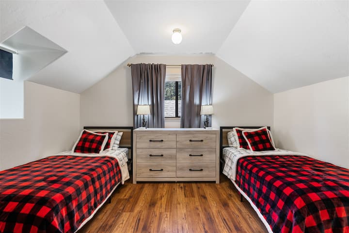 3rd Bedroom Upstairs (2 Twins)