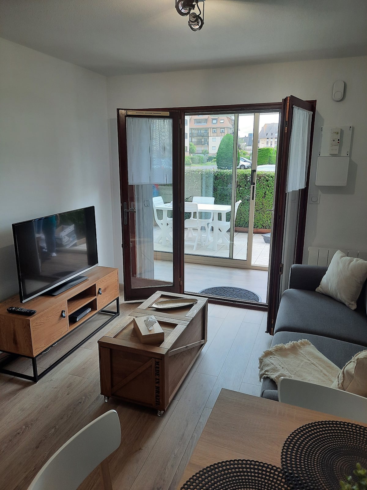 Popular Airbnb listing: Garden level apartment 50 m from the sea! in Villers Sur Mer