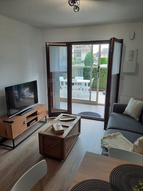 Popular Airbnb listing: Garden level apartment 50 m from the sea! in Villers Sur Mer