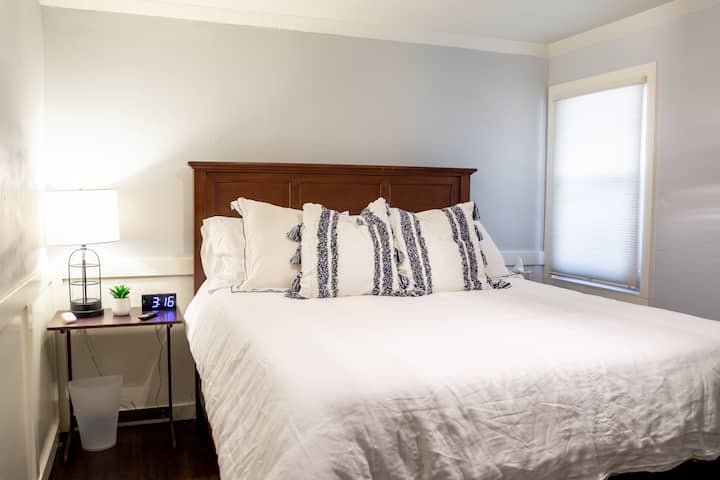 تقع غرفة النوم الثانية في الطابق الرئيسي. سرير ميموري فوم بحجم كوين.