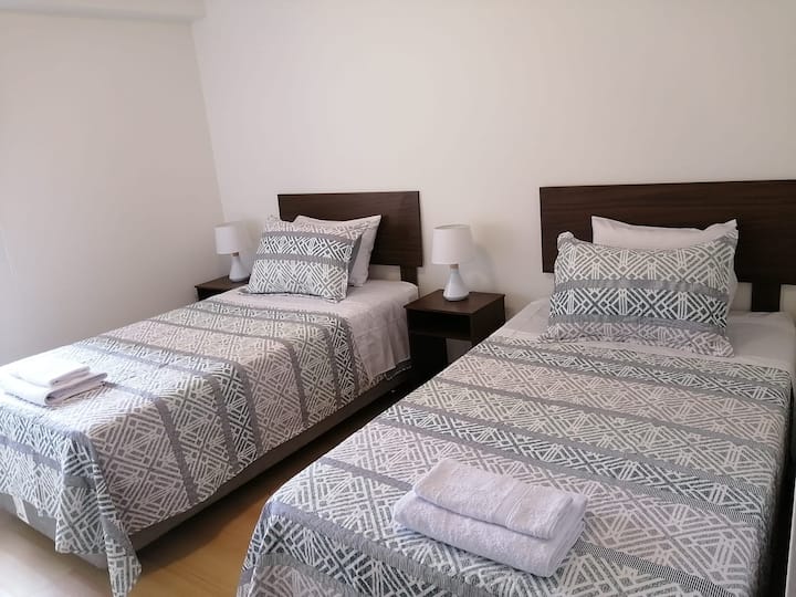 Стая 2 и половина квадратни легла. изглед към басейна и фронтън корт.