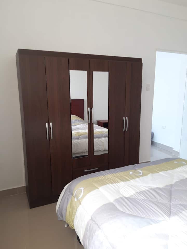 Огледална гардероба со 6 врати, идеална за организирање на облеката на гостите.