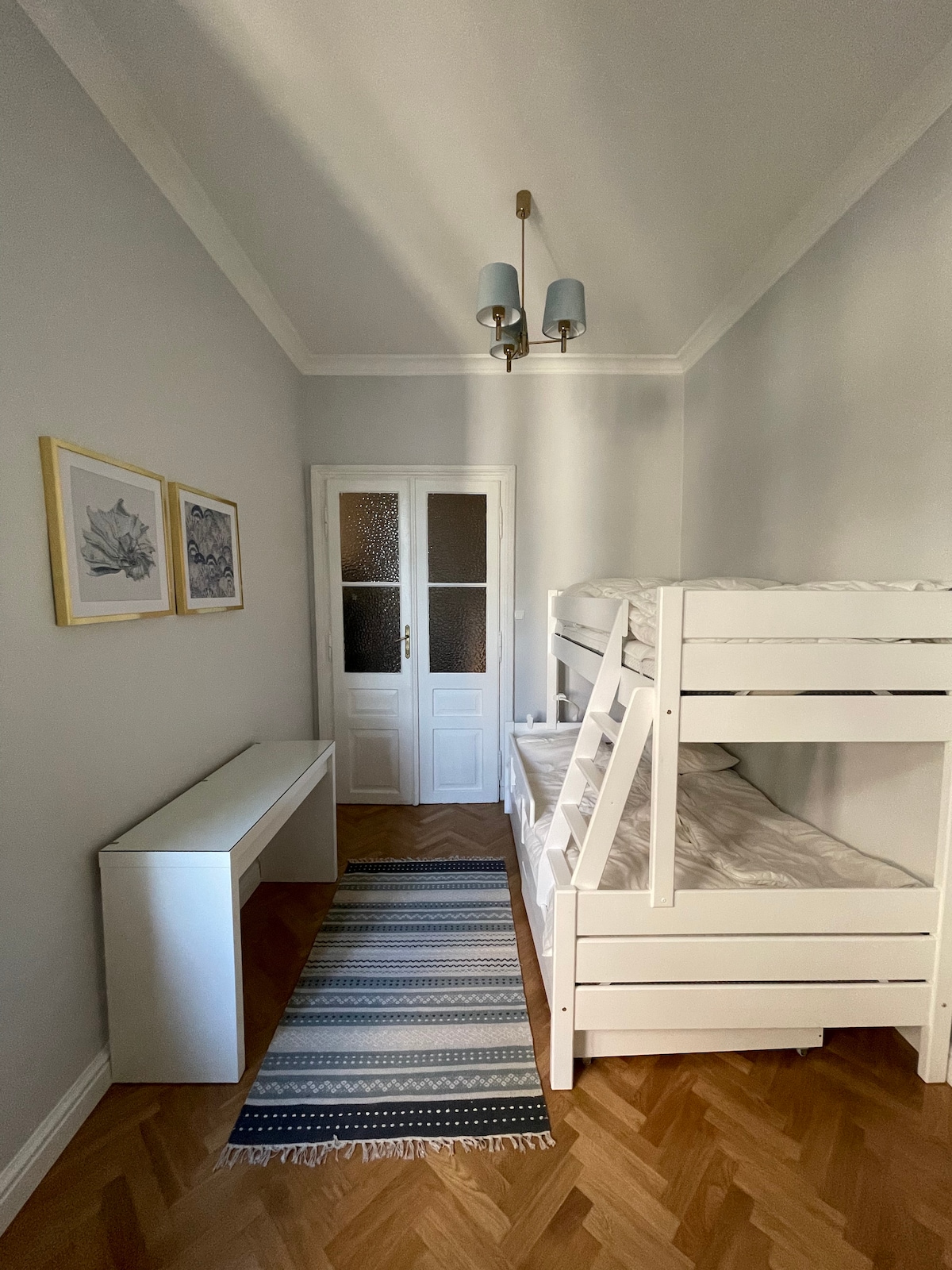 Twee bedden:
- één lager dan 120 x 200 cm 
- bovenste: 90x200cm

Beide geschikt voor volwassenen 