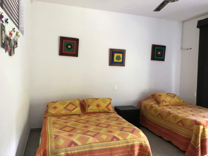 غرفة مجهزة بسرير مزدوج بعرض 1.40 سم. بالإضافة إلى ذلك، يوجد سرير آخر بطول 1.20 سم مع عش بعرض 100 سم. 
