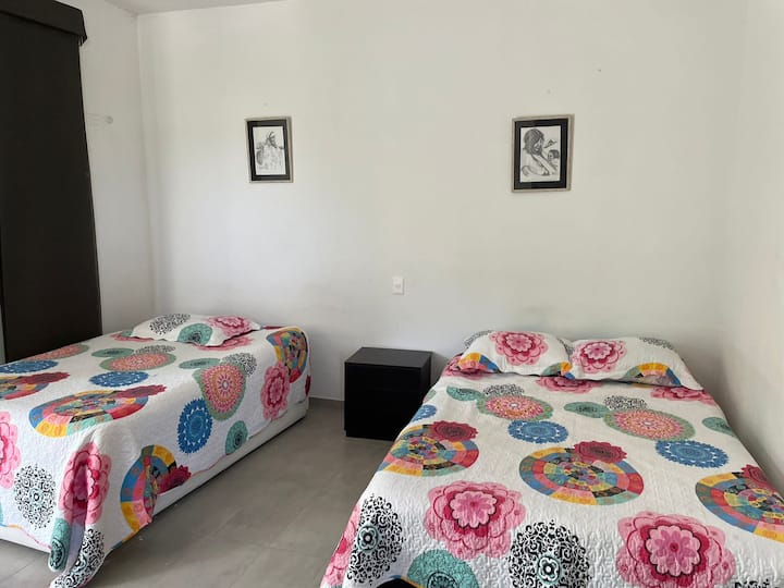 تحتوي هذه الغرفة على سرير مزدوج 1.40  سم بالإضافة إلى سرير 1.20 سم تحت مكان للنوم