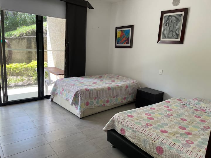 غرفة مجهزة بسرير مزدوج 1.40 بالإضافة إلى 1.20 سريرًا آخر ومكانًا تحت هذا الأخير. يحتوي على حمام خاص.
