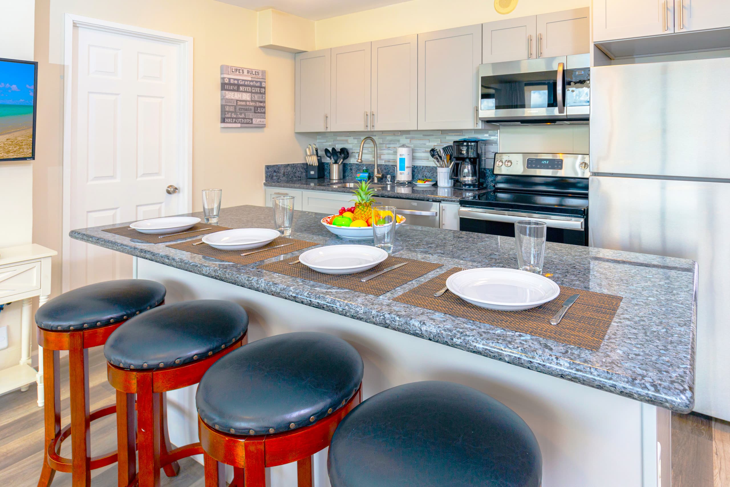 Condo in Honolulu · ★4.88 · 1 bedroom · 2 beds · 1 private bath - Image 4