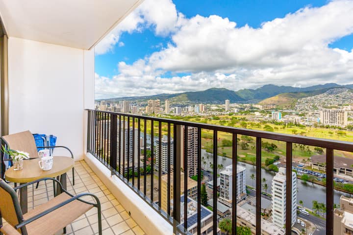 Elevated Waikiki Stay W/ Lanai & Skyline Views - Honolulu, HI