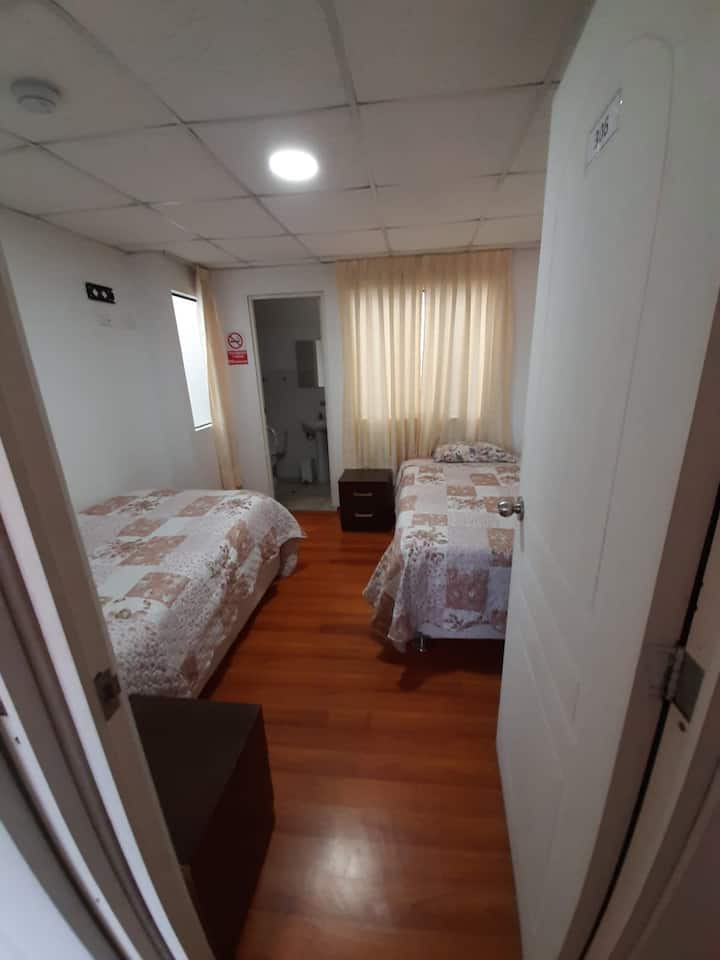 Dvojposteľová izba s vlastnou kúpeľňou.