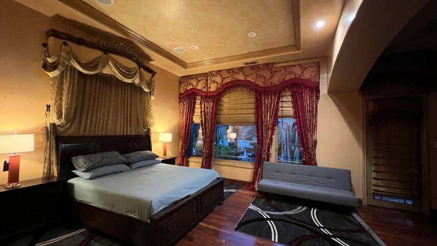 Delightful 4 bedroom ranch with poolside kitchen gallery image 4