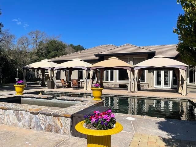 Delightful 4 bedroom ranch with poolside kitchen gallery image 2