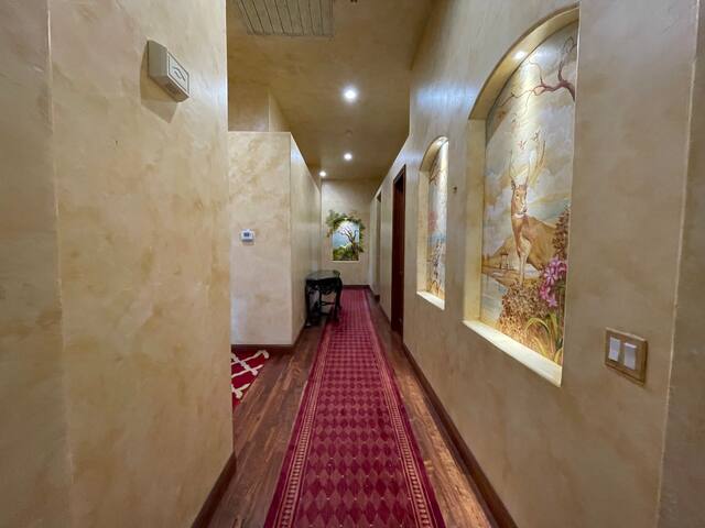 Delightful 4 bedroom ranch with poolside kitchen gallery image 5