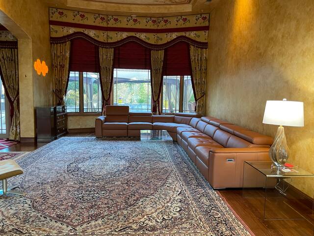 Delightful 4 bedroom ranch with poolside kitchen