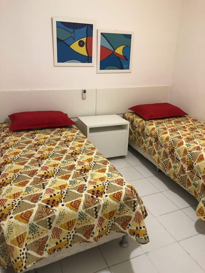 جناح ثانٍ مع سريرين مفردين وطاولة زاوية. يحتوي على مكيف هواء وتلفزيون إل سي دي 32 بوصة مع بث (روكو إكسبريس) ومصباح.

ملاحظة: جناح كندي يشترك، من خلال باب فردي، في حمام مع الجناح الثالث.