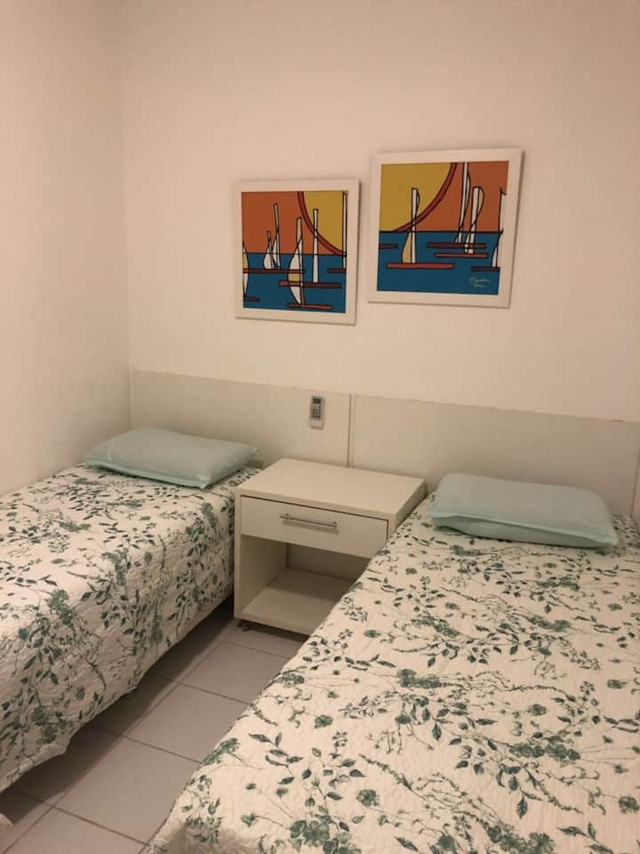 جناح ثالث مع سريرين مفردين وطاولة زاوية. يحتوي على مكيف هواء، 
تلفزيون LCD مقاس 24 بوصة مع محول رقمي ومروحة طاولة.

ملاحظة: جناح كندي يشترك، من خلال باب فردي، في حمام مع الجناح الثاني.