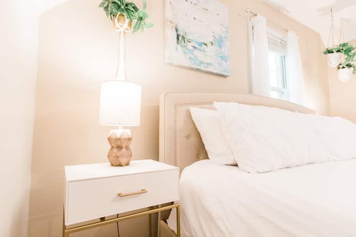 Upstairs master bedroom with hallway full bathroom with shower and tub.

"We had a great stay here...the house was perfect for us as we stayed for 10 nights. It's a quick drive to downtown..." - Alex, Arlington, VA