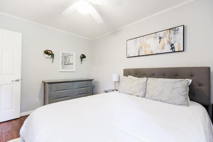 Downstairs queen room

"Secluded, quiet location yet close to all the necessities" - Todd, Denver, CO