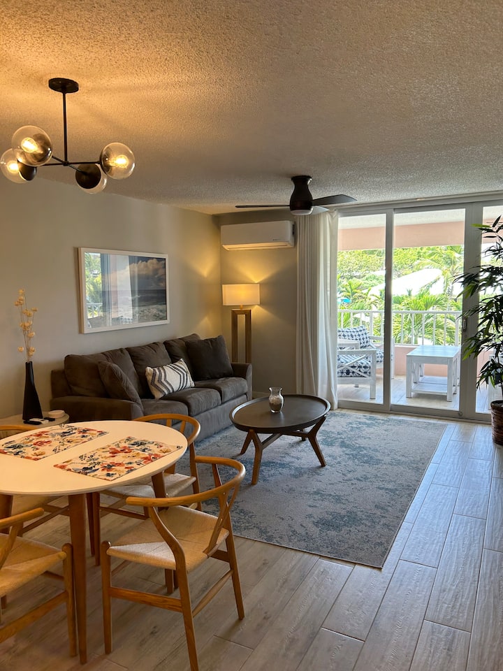 Koncept i hapur me kuzhinë që të çon në zonën e ngrënies, drejt e në zonën e ndenjjes dhe në kuvertë.