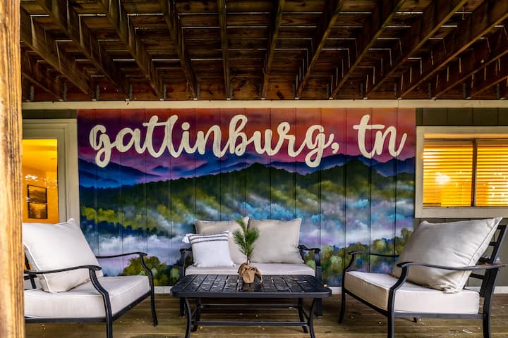 Renovated Charming A-frame In Chalet Village! Gsmnp! Hot Tub! Arcade! Bears! - Gatlinburg, TN