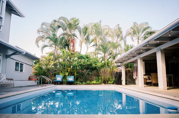 Large updated Kailua home, pool, AC, mins to beach
