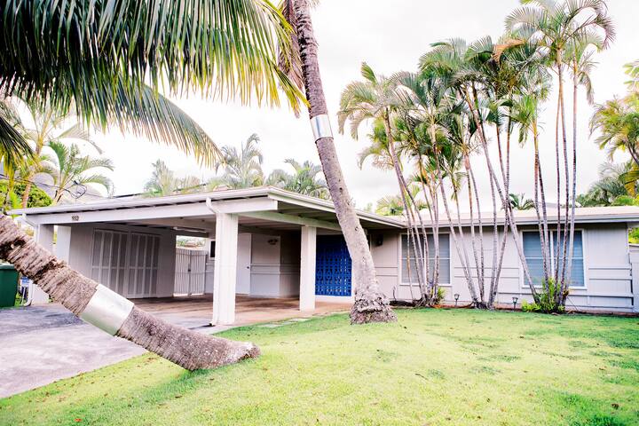 Large updated Kailua home, pool, AC, mins to beach gallery image 2