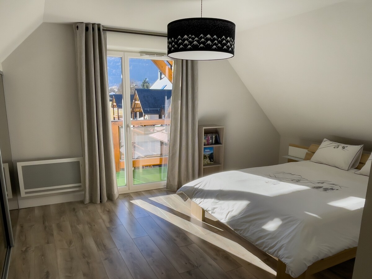 Habitación 1 y acceso a la terraza cubierta con vistas al valle de Venasque