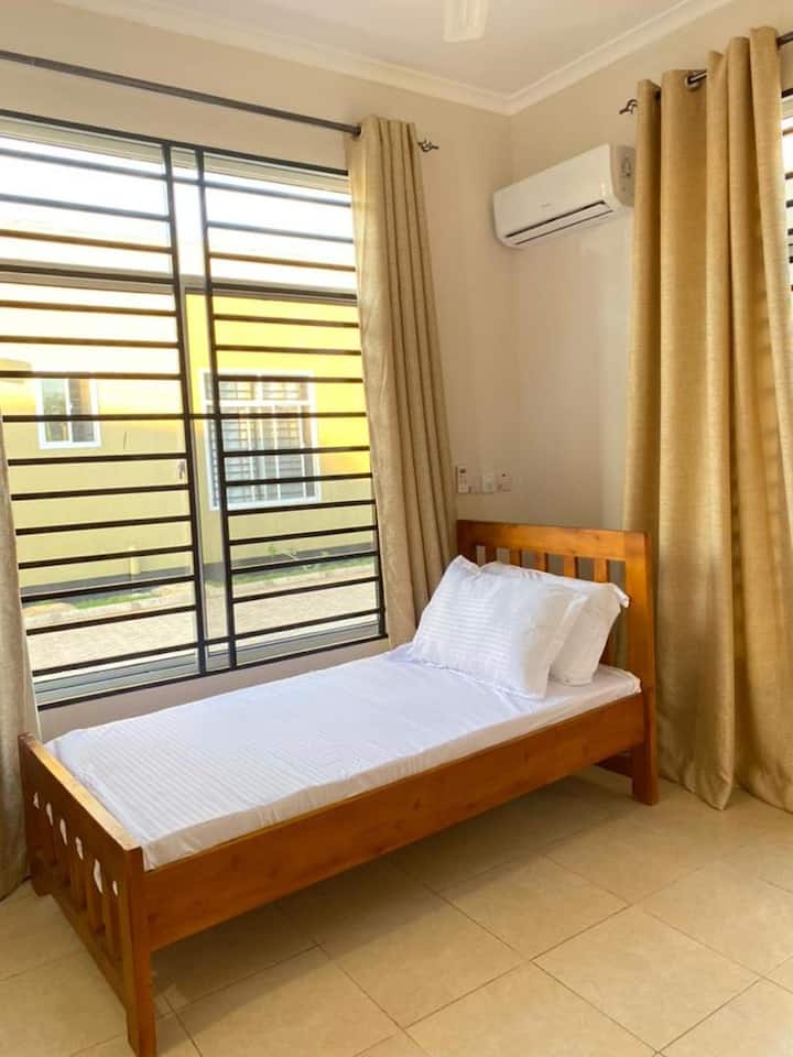 Dormitorio de invitados con cama individual, armario y baño completo al lado (se abre a la sala de estar). Cuna disponible previa solicitud.