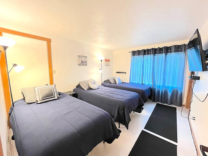 חדר שינה 1 (חדר כחול) עם 3 מיטות נפרדות וחדר רחצה צמוד.