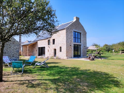 Modern and spacious farmhouse 5 minutes from the beaches