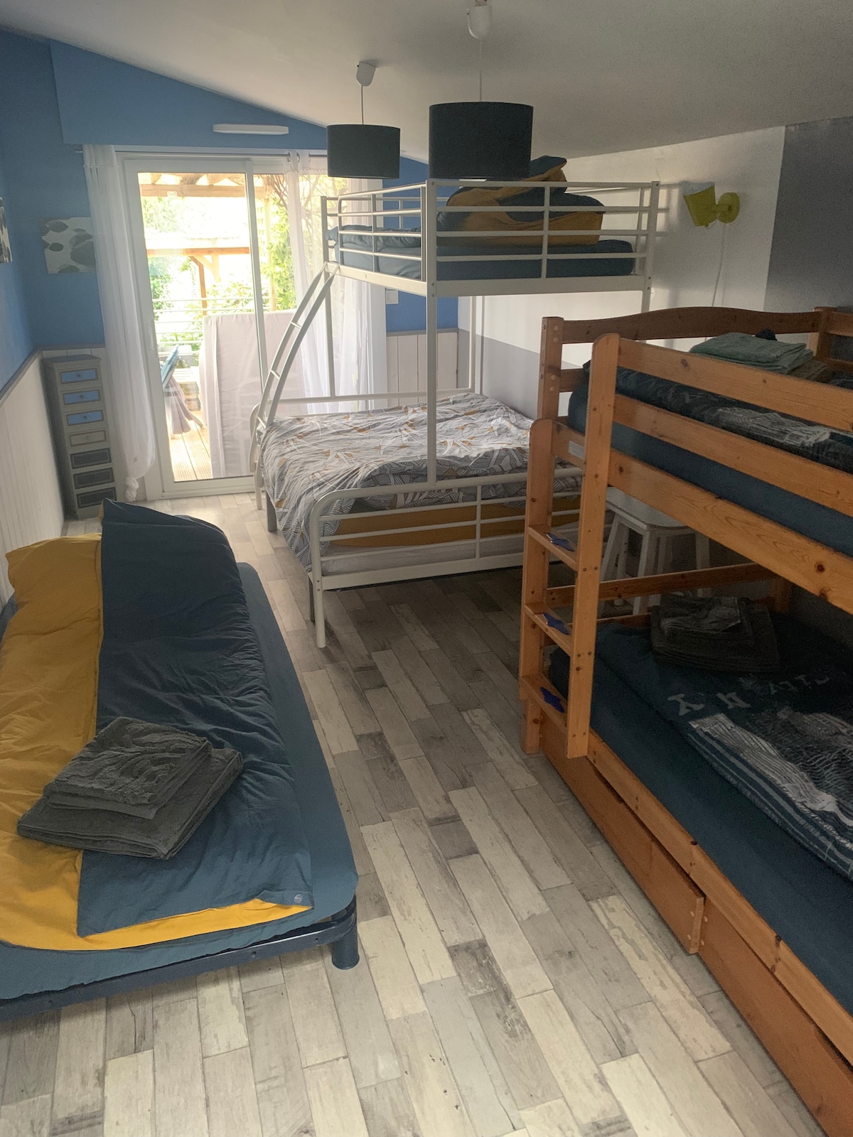 Slaapkamer 2, 1 tweepersoonsbed 140x190, 4 eenpersoonsbedden 90x190, toegang tot het terras, optionele handdoeken