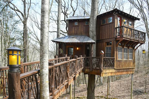 Incredible treehouse on the VA Creeper Trail