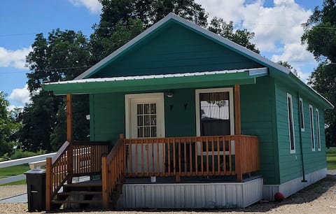 Cottage with full kitchen and lake access!