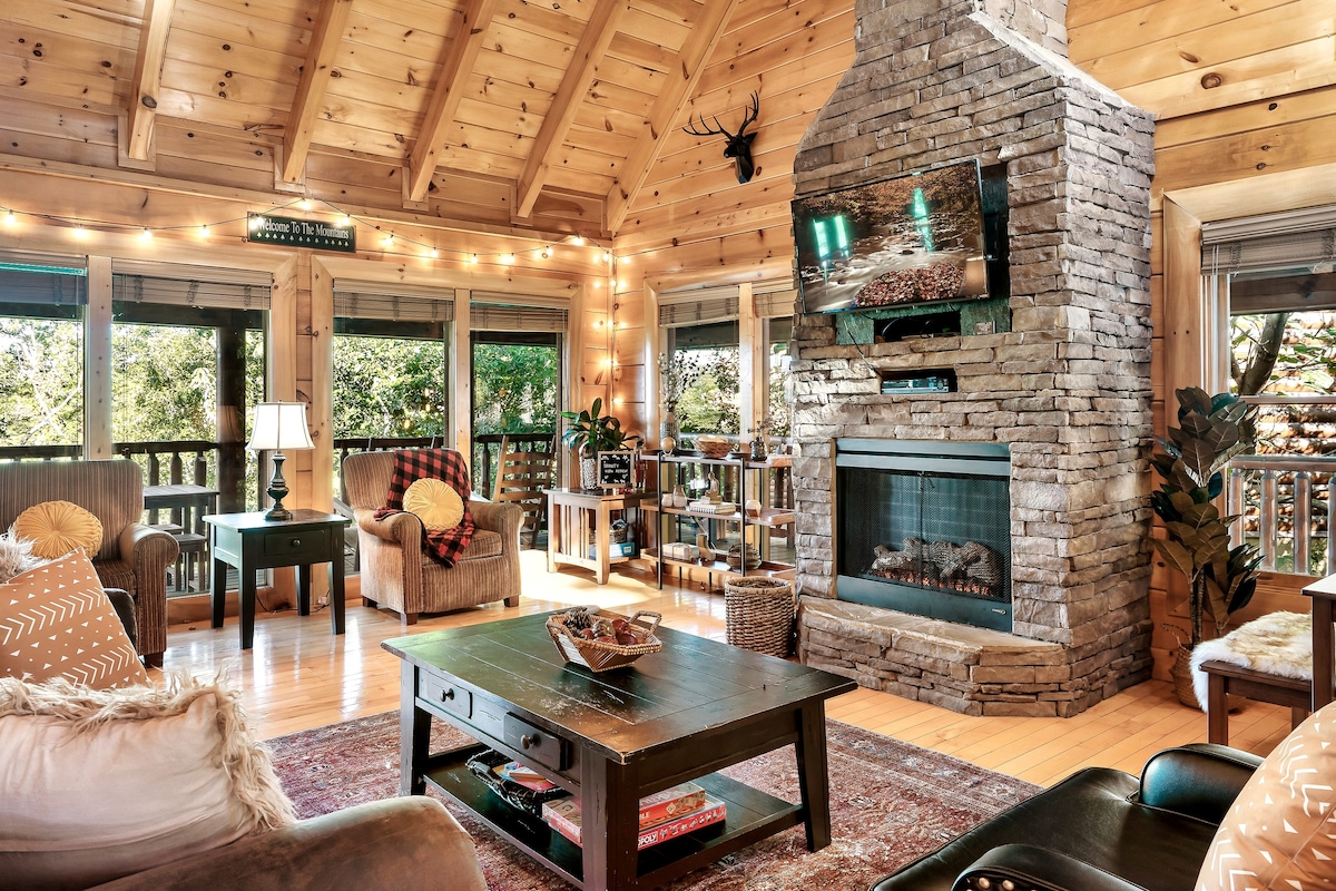 Dnevni boravak na glavnoj etaži s kaučem na razvlačenje i TV-om od 42". Dostupno je dovoljno mjesta za veću obitelj.