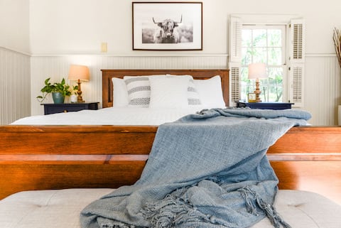 Cottage, Breakfast, & Hiking on 100 ac Horse Farm