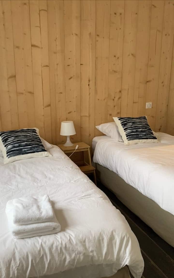 Dormitorio 2 con edredón y toallas.
Posibilidad de emparejar las 2 camas.