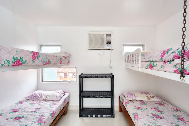 Горна стая с климатик и две двуетажни легла.