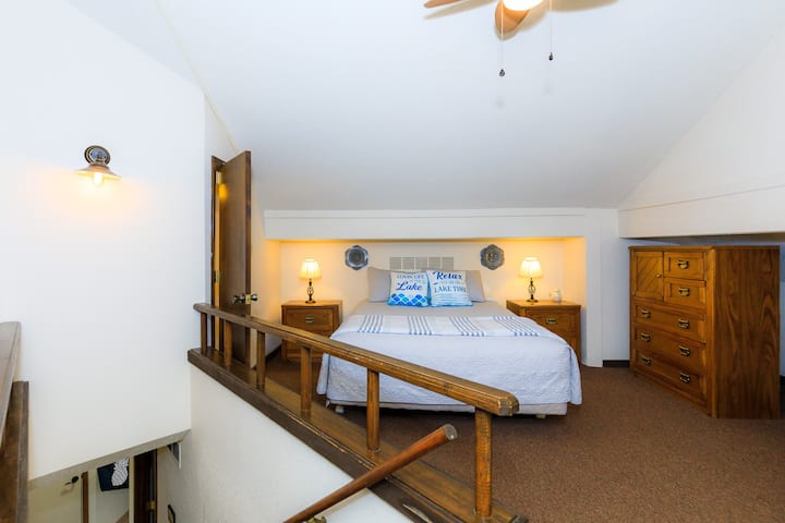 Loftssuite med queensize-dobbeltseng og halvt bad til quests.