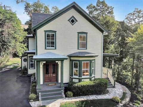 Grad owned cozy 5 bd home right outside West Point