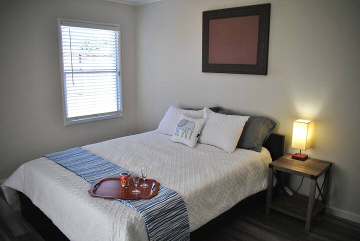 Glavna spavaća soba ima bračni krevet i pomoćni stolić s noćnom svjetiljkom i ugrađenim USB priključkom za jednostavno punjenje telefona. Osvijetljena i rashladna atmosfera te veliki ormar. 