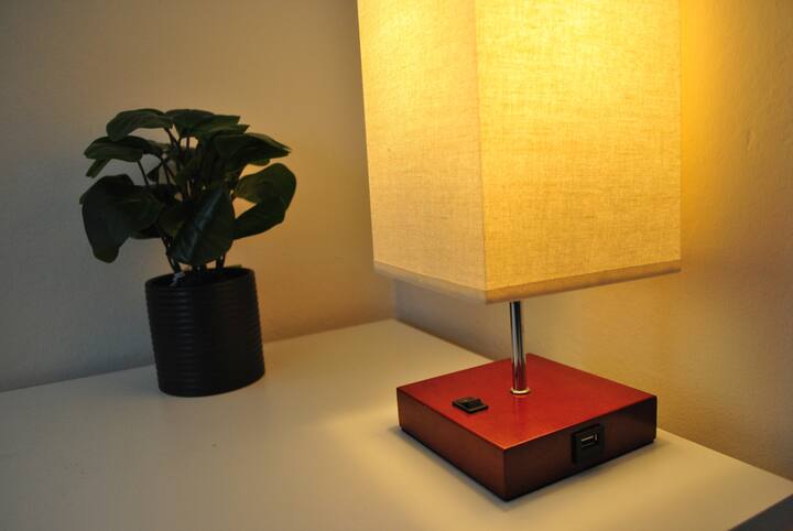 Druga spavaća soba također ima pomoćni stolić s noćnom svjetiljkom i ugrađenu utičnicu za praktično punjenje telefona.