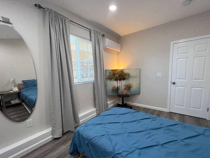 Treća spavaća soba ima bračni krevet i pomoćni krevet. Ova spavaća soba ima klima-uređaj.