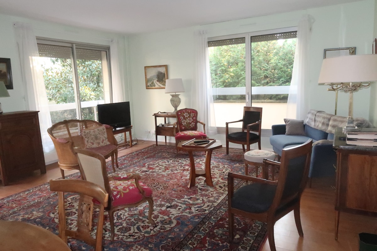 Airbnb performant: Beautiful apartment in residence with free parking à Neuilly Sur Seine