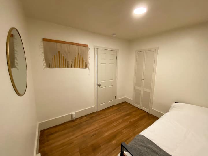Dormitorio 2, cama doble y cama nido doble. Armario pequeño en el dormitorio.