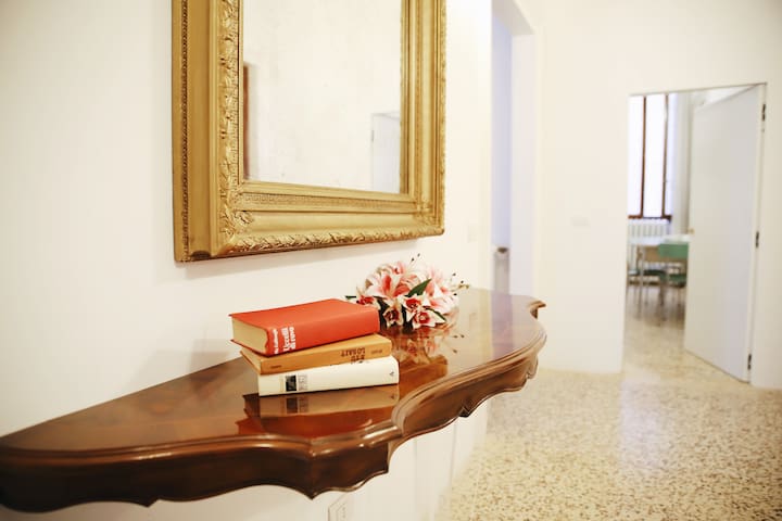 Ca Mascaron canal view Entire Apartment