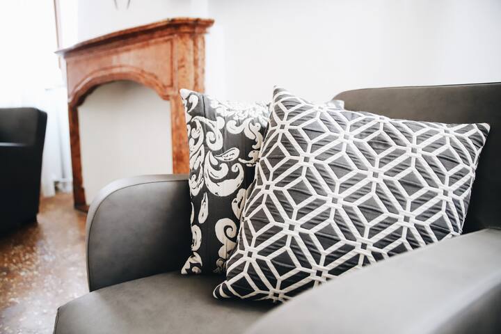 Ca Mascaron Main Apartment with Canal View gallery image 3